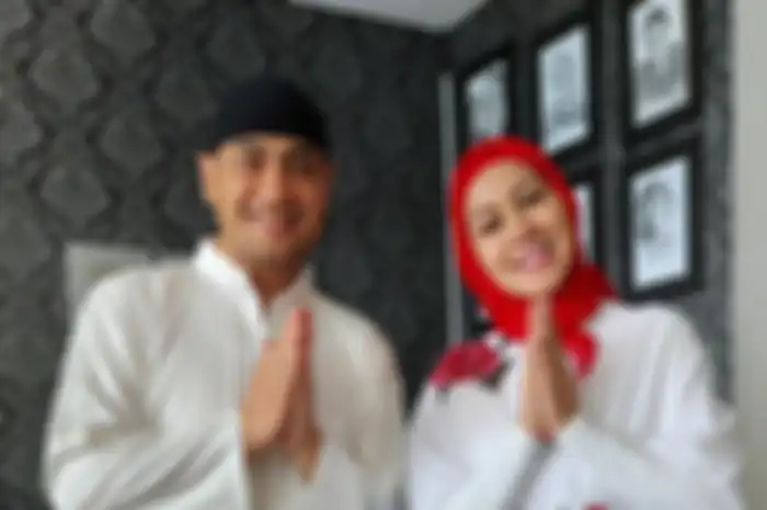Venna Melinda dan Ferry Irawan saat Grid.ID jumpai usai melaksanakan salat Idul Fitri 2022 di kawasan Kemang, Jakarta Selatan, Senin (2/5/2022)