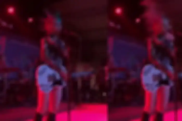 Yeawon Jeong, vokalis sekaligus gitaris Rumkicks saat dilempari air saat melakukan speech di atas panggung di Purwokerto