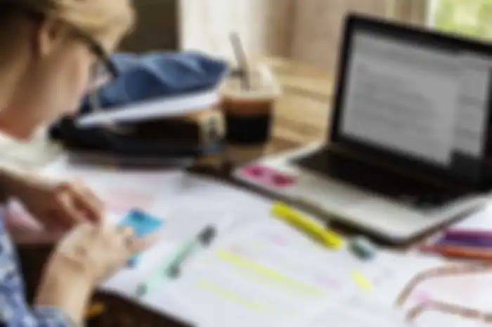 Ilustrasi mahasiswa sedang mengerjakan skripsi di Microsoft Word