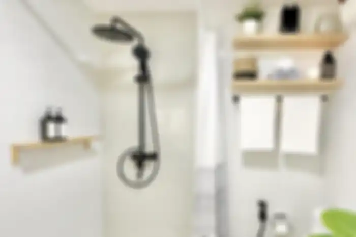 Agar mudah dibersihkan, desain kamar mandi dibuat dengan model tak biasa. Potretnya pun kinclong terus.