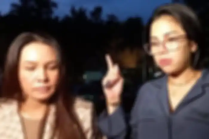 Nikita Mirzani bersama Fitri Salhuteru ditemui di Polres Jaksel, Jumat (20/1/2023). 