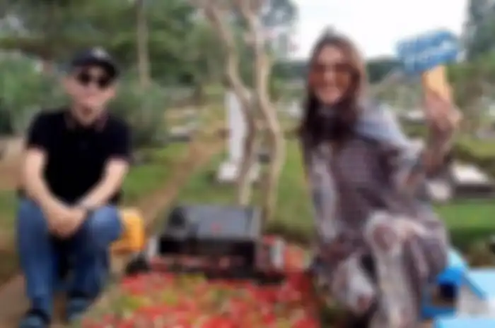 Bunda Corla ziarah ke makam Olga Syahputra 