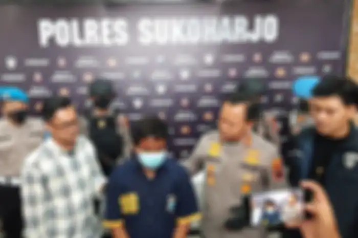 NT (21), pelaku kasus dugaan pembunuhan gadis 15 tahun asal Sukoharjo dihadirkan dalam konferensi pers di Mapolres Sukoharjo, Jawa Tengah, Rabu (25/1/2023).