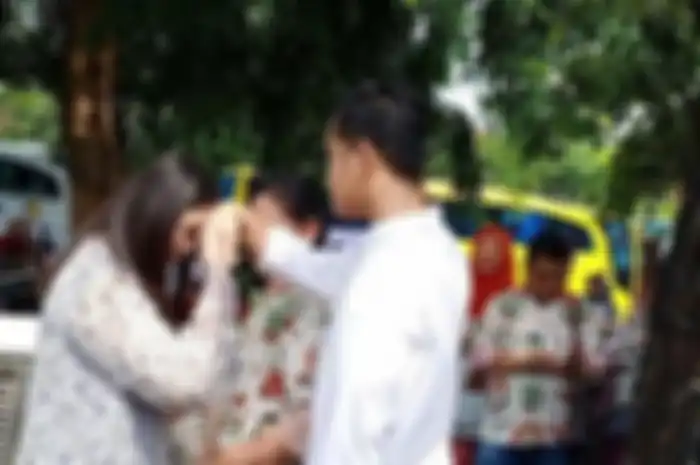 Selvi Ananda saat mencium tangan Gibran Rakabuming Raka