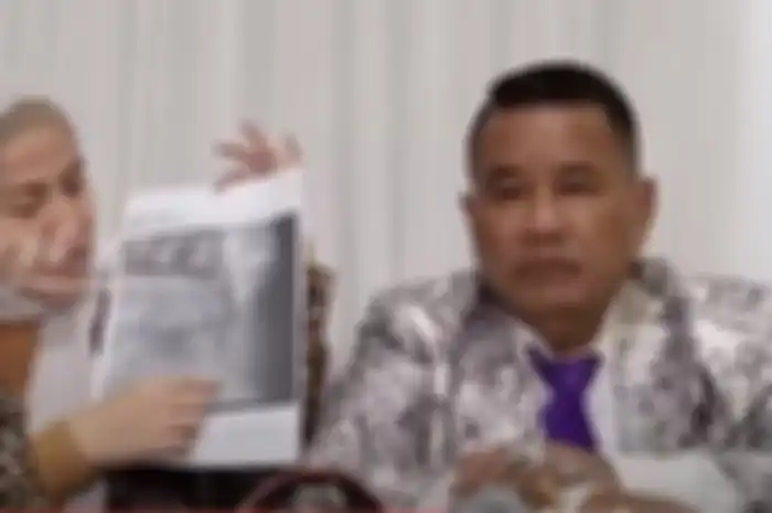 Venna Melinda didampingi Hotman Paris Hutapea tunjukkan bukti tulang rusuk retak imbas KDRT Ferry Irawan