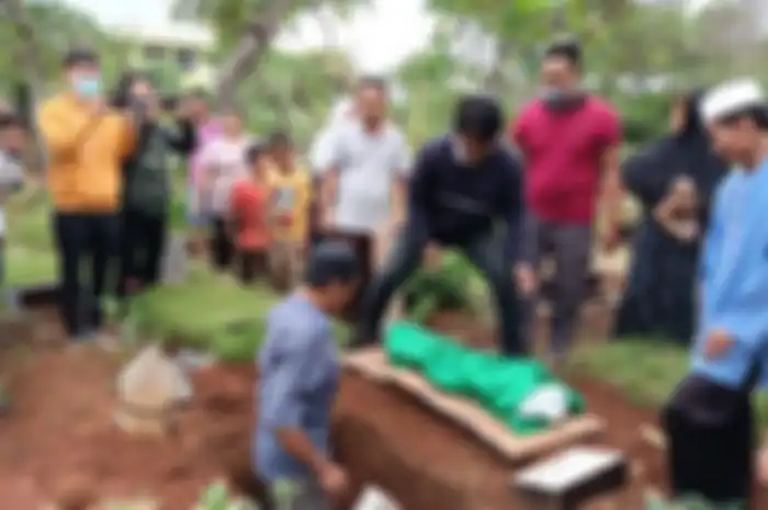 Pemakaman jenazah balita berinisial A (2) yang tewas dianiaya ibu kandung di TPU Wakaf Pulogebang, Kecamatan Cakung, Jakarta Timur, Rabu (25/1/2023). 