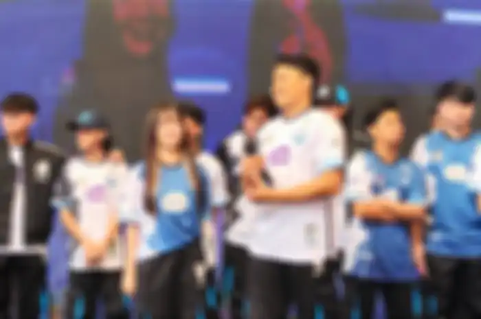 Head of EVOS Perfomance, Mohammad Refie Fakhreno bersama dengan roster dan brand ambassador baru EVOS esports.