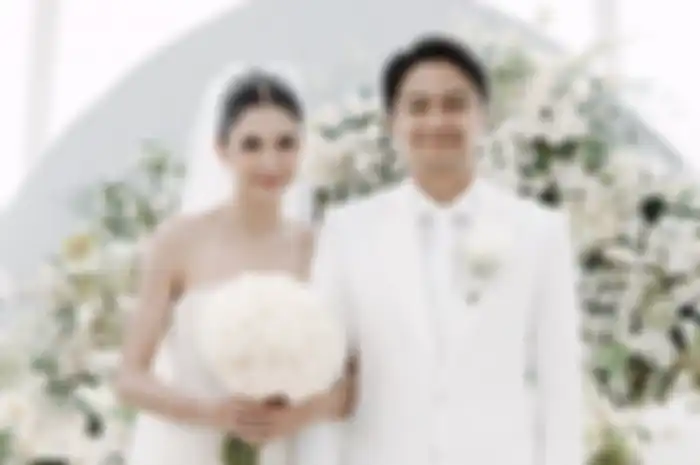 Mikha Tambayong dan Deva Mahenra resmi menikah