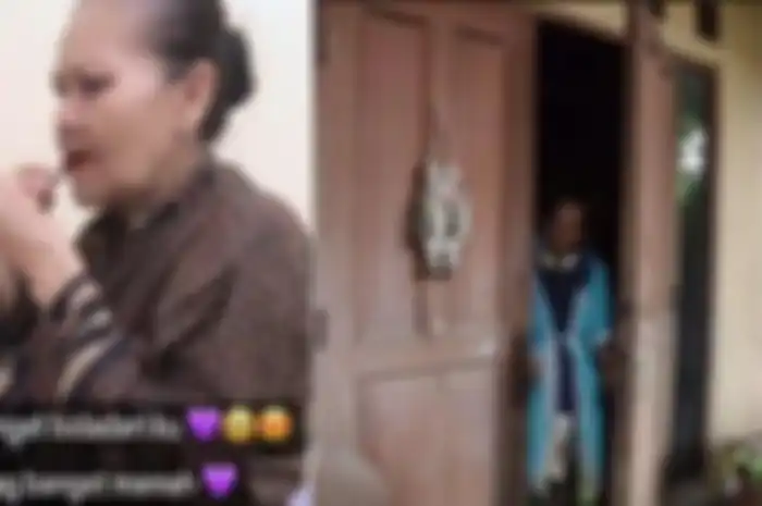 Kondisinya bersangsur baik, Ibu Eny pamer sudah lihai berdandan sendiri