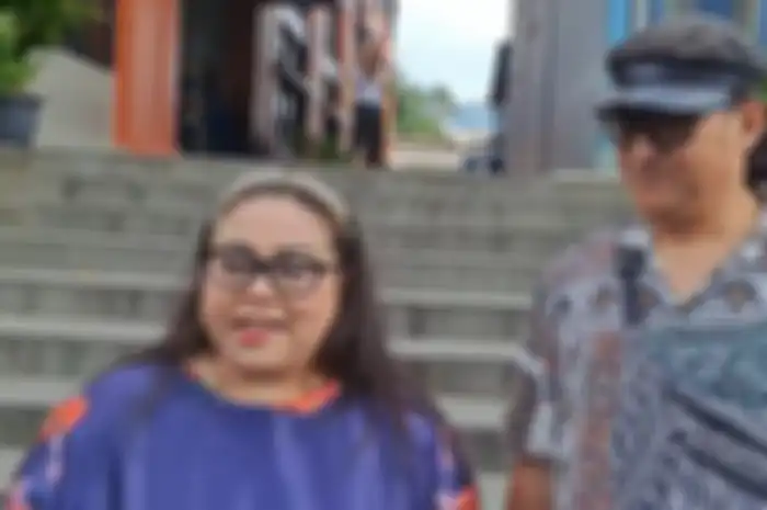 Nunung tak mau berobat di luar negeri untuk penyakit kanker payudara nya. 