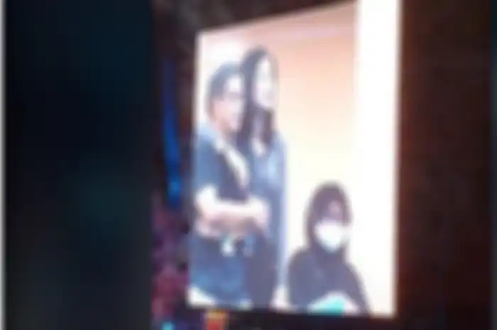 Rocky Gerung dirangkul seorang wanita di konser Dewa 19