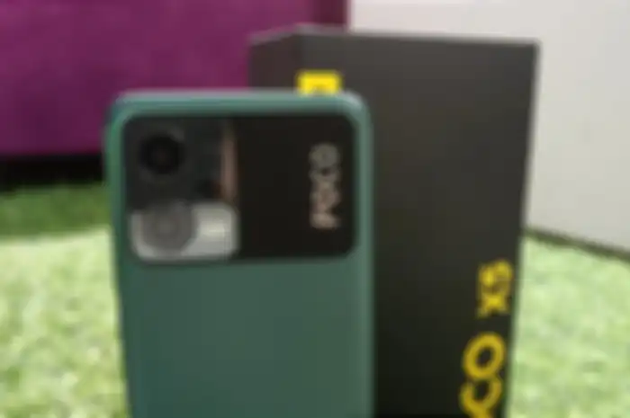 Ilustrasi uji coba pengisian daya baterai POCO X5 5G dengan fast charging 33W.