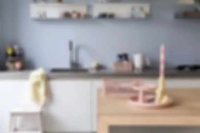 Potret interior dapur sempit yang bikin mood selama Ramadan makin happy. Cukup gunakan kombinasi dua warna.