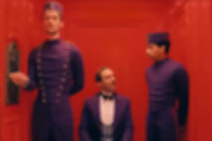 Rekomendasi film dengan sinematografi aesthetic, salah satunya The Grand Budapest Hotel (2014)