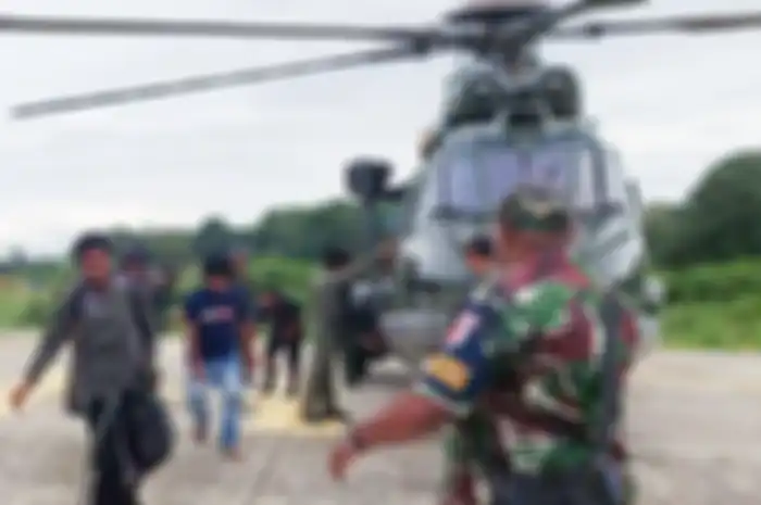 Proses evakuasi warga dan 15 pekerja pembangunan Puskesmas Distrik Paro, melibatkan personel TNI-Polri menggunakan helikopter 