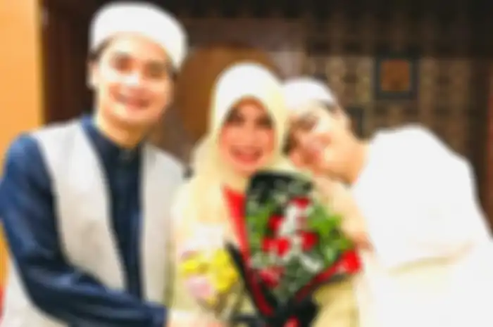 Istri pertama Ustaz Arifin Ilham, Umi Yuni, bersama kedua putranya, almarhum Amer Azzikra Ameer (kanan) dan juga Alvin Faiz (kiri).