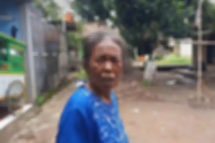 Minah (60), adik Minan, penderita ODGJ yang meninggal dunia di Grogol, Limo, Kota Depok, Senin (13/2/2023). 