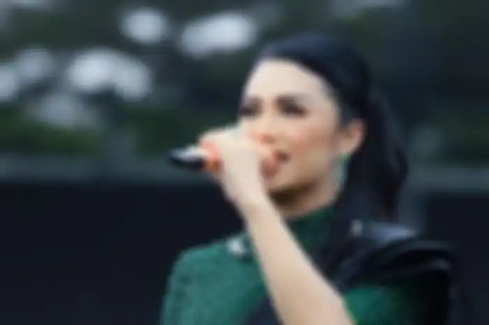 Kris Dayanti pakai mic bertabur berlian di konser semesta