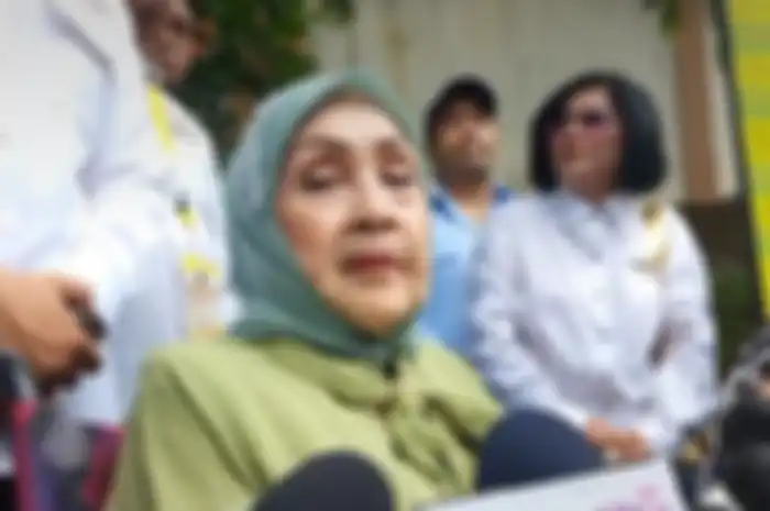 Ibunda Ferry Irawan, Hariati ditemui di Pengadilan Agama Jakarta Selatan, Kamis (16/2/2023). 