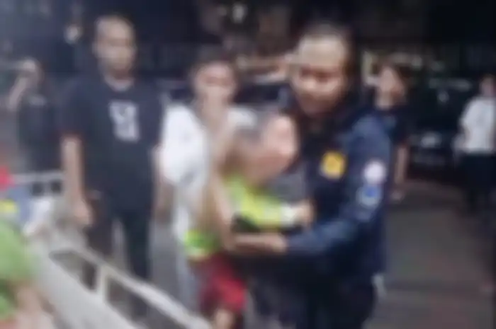 Nasib pilu bayi bos ayam goreng Bekasi. Ibunya tewas dibunuh, sang ayah meninggal karena virus jahat.