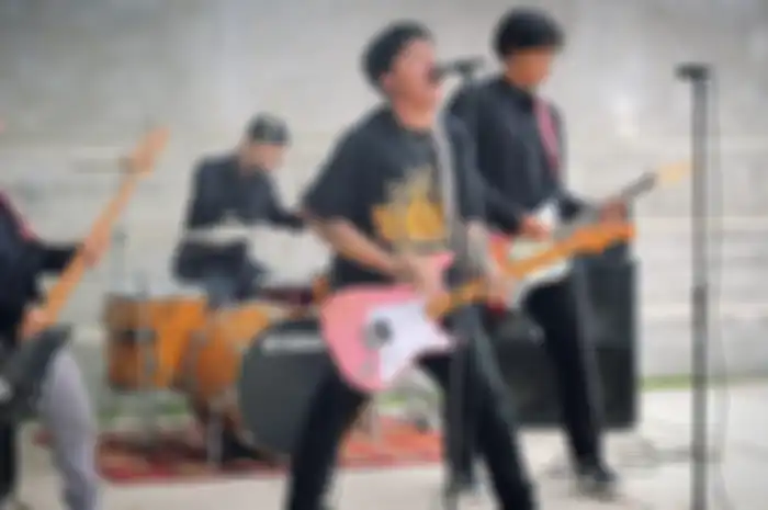 San San Pee Wee Gaskins duet Suara  di lagu 'Terjebak' -nya Close To Breathe 