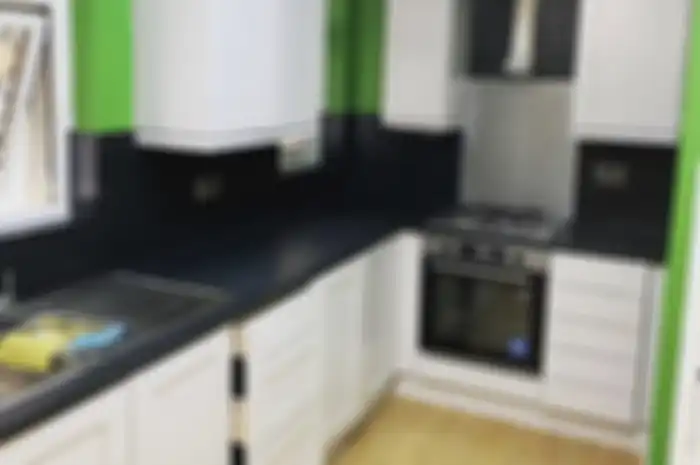 Foto desain dapur mungil yang sudah ketinggalan zaman. Jadi, hapus saja potretnya.