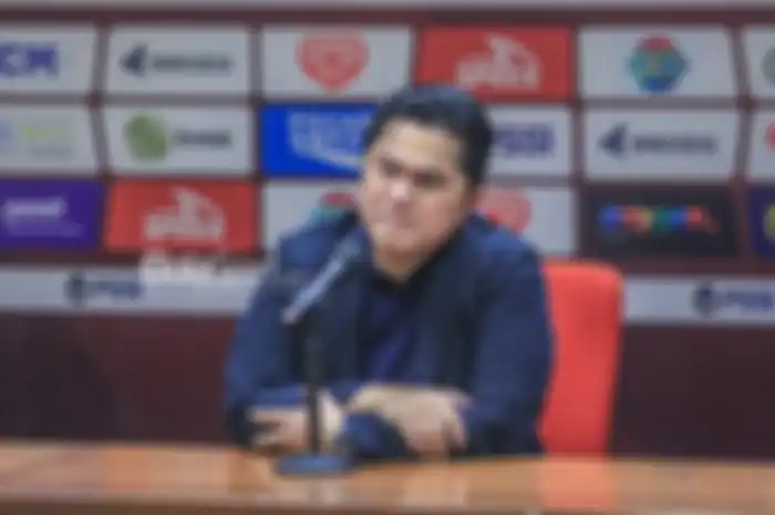 Ketua Umum PSSI, Erick Thohir, sedang memberikan keterangan kepada awak media dalam sesi jumpa pers di Stadion Gelora Bung Karno, Senayan, Jakarta, Minggu (19/2/2023) siang.