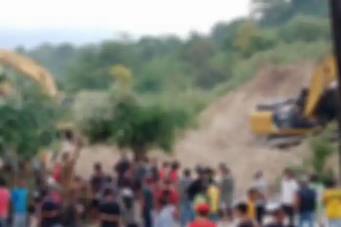 - Suasana di lokasi longsor yang berada di Jalur Trans Timor, tepatnya di Takari. Jalan ini merupakan jalan negara.