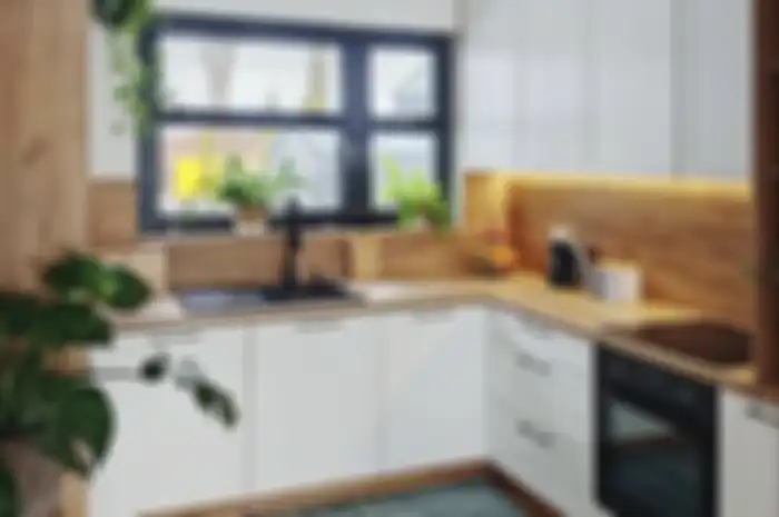 Potret tampilan dapur kecil enggak bikin jemu. Cukup mengganti dekorasi murah di dinding ruang memasak.