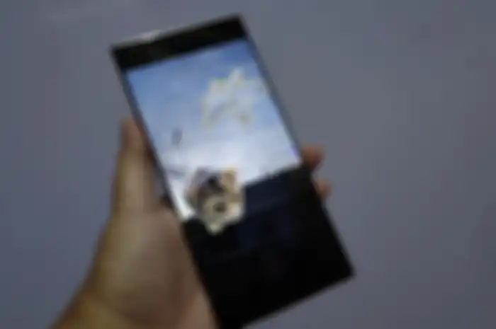 Cara edit video di Samsung Galaxy S23 Ultra tanpa aplikasi, bisa nambah stiker dan bagikan ke sosmed.
