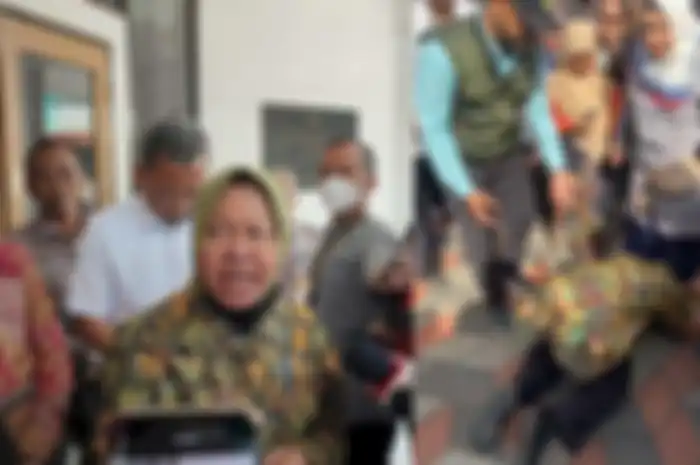 Aksi sujud Mensos Tri Rismaharini di kaki guru tunanetra dinilai pencitraan