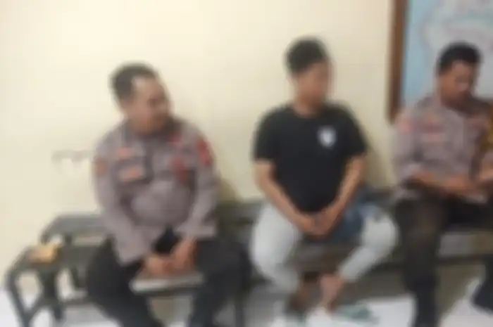 Polisi gadungan Haerul diamankan di Mapolsek Tamalate, Makassar, Kamis (23/2/2023) dini hari. Kedok Haerul terbongkar lantaran kecurigaan istrinya. 