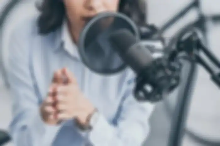 Ilustrasi  penggunaan Adobe Enhance untuk membuat voice over konten YouTube.