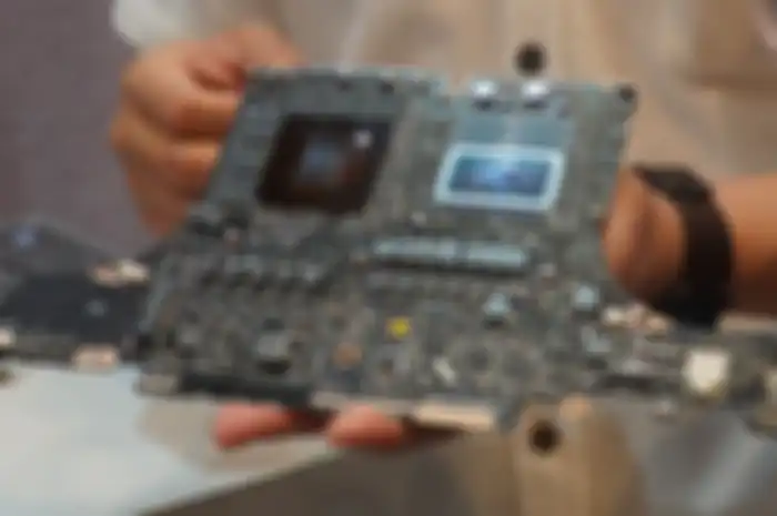 Desain motherboard ASUS Supernova System on Module (SoM) yang terpasang di Zenbook 16X OLED