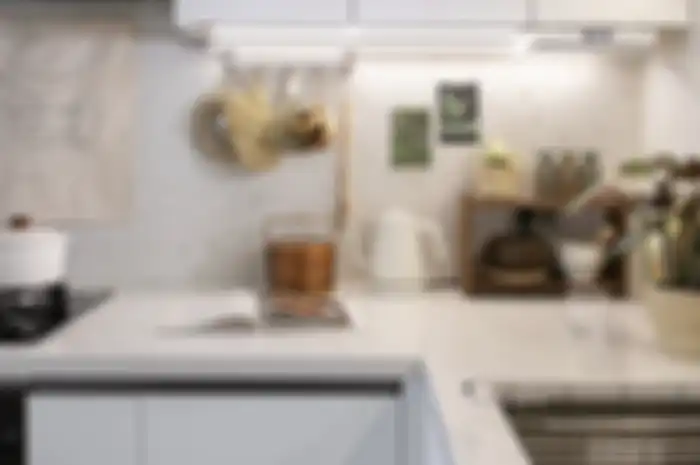 Potret kabinet dapur mungil yang trrlihat rapi. Kebiasaan menaruh perabot masak ini ikut menentukan tampilannya.