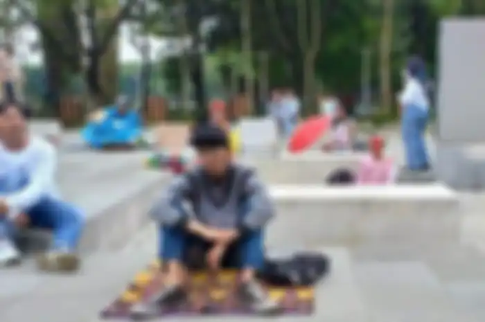 Dihadiri oleh peserta yang memakai kostum unik, lomba melamun yang diselenggarakan di depan Gedung Creative Centre (GCC) ini menuai beragam komentar. 