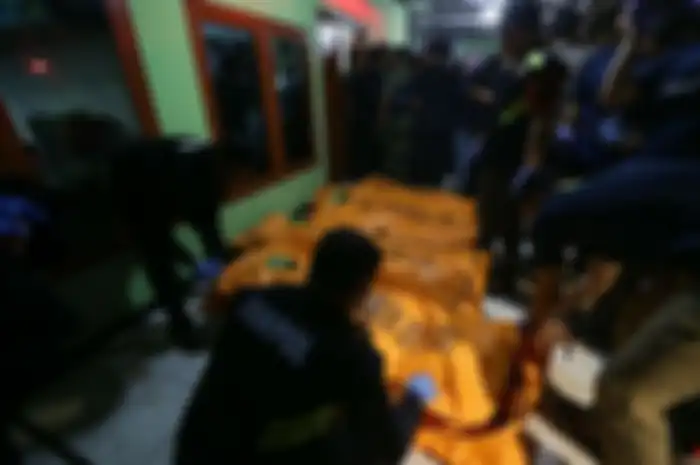 Kantung-kantung berisi jenazah korban kebakaran Depo Pertamina Plumpang dievakuasi di Markas Koramil Koja, Jakarta Utara, Jumat (3/3/2023).