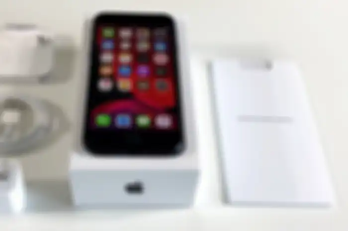 iPhone SE 2020 dengan kelengkapan fullset.