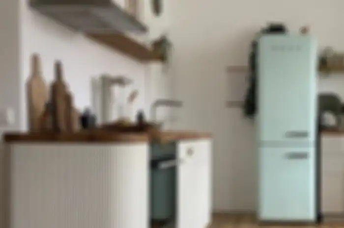 Foto dapur mungil dengan kulkas.
