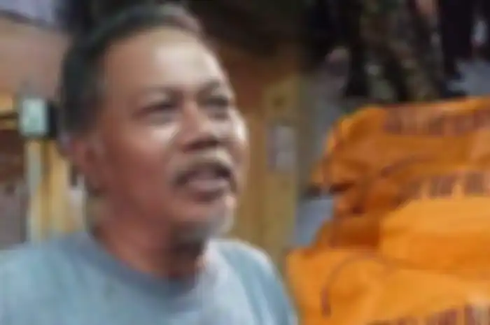Acep Hidayat (53), keluarga korban tewas kebakaran Pertamina Plumpang menolak uang duka Rp 40 juta dari Pertamina di rumahnya,
