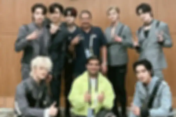 Aksi NCT Dream cium tangan Pak Muh viral