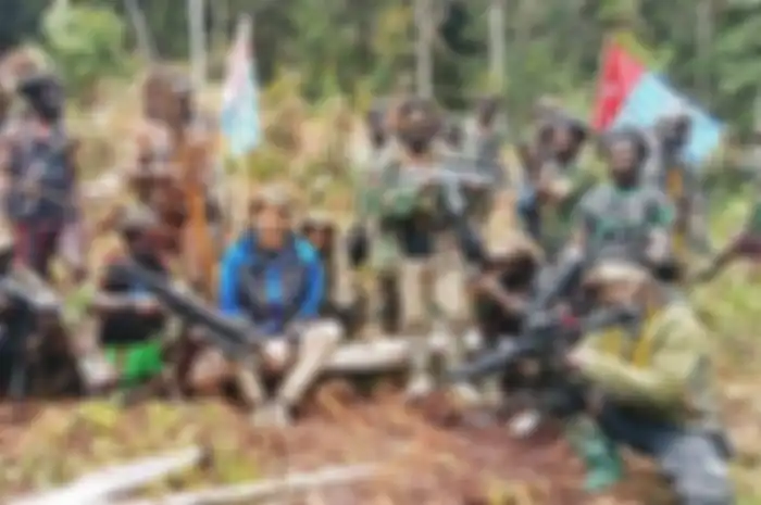 Kondisi terbaru pilot Susi Air, Kapten Philips Marthen. Ia terlihat sehat dikelilingi pasukan KKB Papua di hutan Kabupaten Nduga, Provinsi Papua Pegunungan