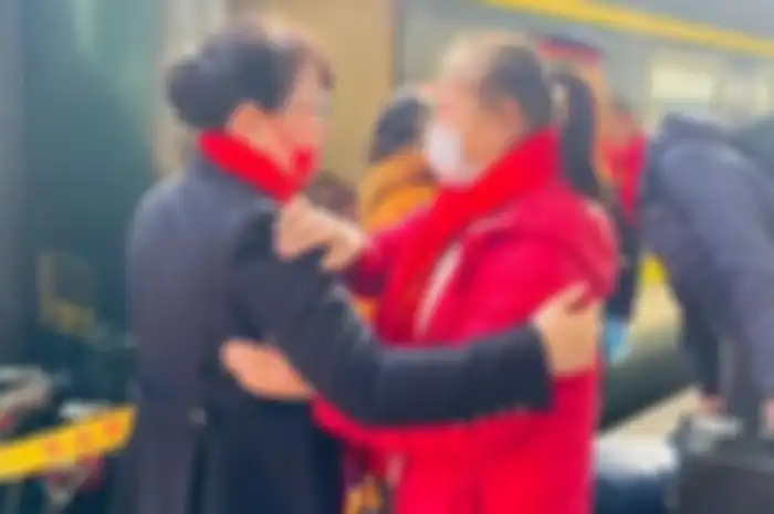 Wang Feng (kiri) bersama istri pegawainya yang sudah meninggal