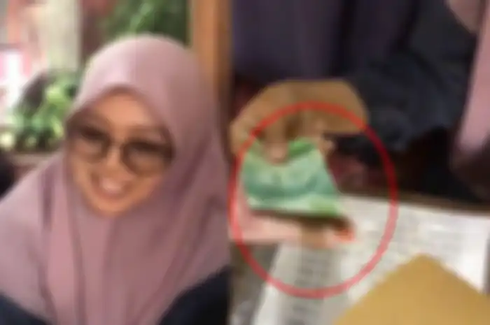 Momen guru honorer deg-degan buka amlop gaji selama 2 bulan mengajar