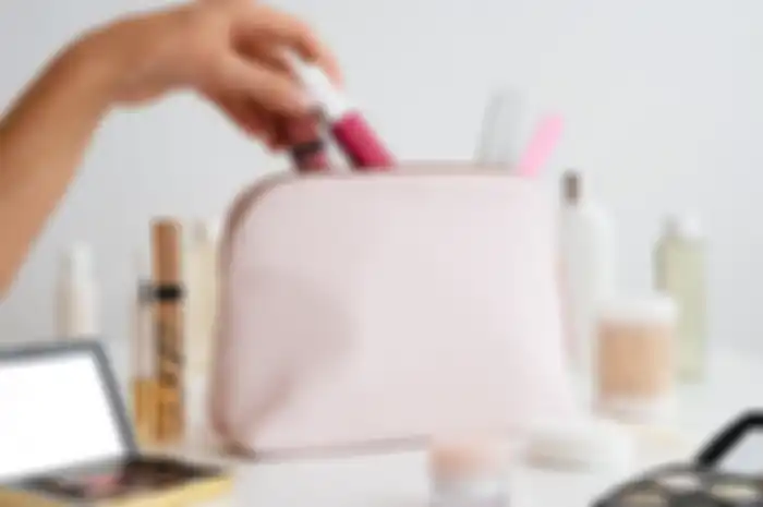 Ilustrasi Alasan Tidak Boleh Berbagi Makeup Dengan Orang Lain