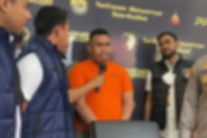 Selebgram Ajudan Pribadi saat menyampaikan permintaan maafnya usai ditetapkan sebagai tersangka kasus dugaan penipuan dan penggelapan di Polres Metro Jakarta Barat, Rabu (15/3/2023). 