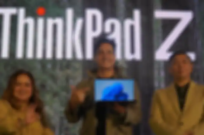 Hamish Daud memegang laptop terbaru dari Lenovo yaiotu ThinkPad Z13