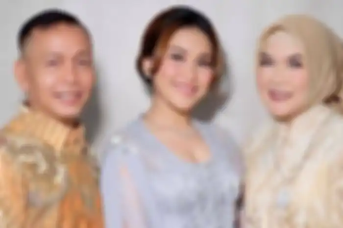 Ayu Ting Ting beserta Ayah Rozak dan Umi Kalsum.