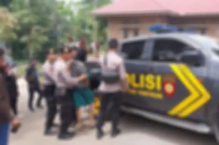 Polisi bersama pelaku berinisial AJ (17) saat melakukan rekonstruksi kasus pembunuhan seorang gadis 14 tahun di Jorong Solok, Nagari Singgalang, Kecamatan X Koto, Tanah Datar, Sumatera Barat, Sabtu (18/3/2023). 
