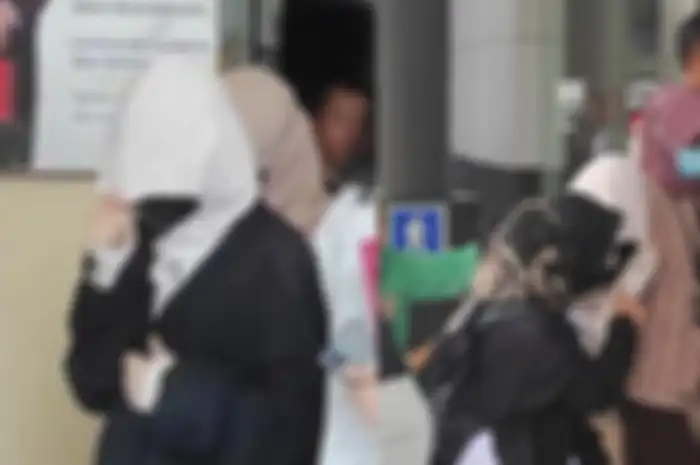 Penampakan AGH saat di Kejari Jaksel, kepala terus tutupi hodie dan wajah di tutupi masker